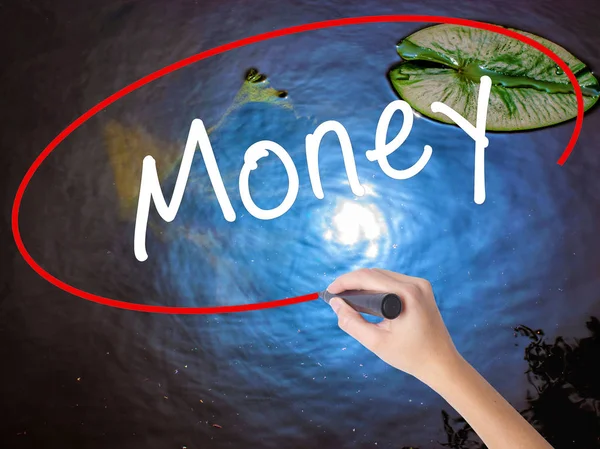 Жінка Рука Написання грошей з маркером над прозорою дошкою — стокове фото