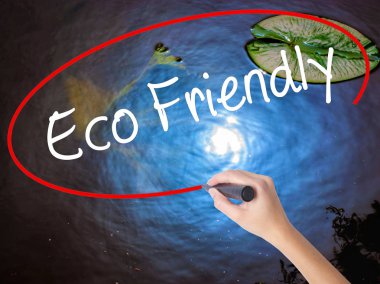 Kadın el yazma çevre dostu şeffaf boa üzerinde marker ile