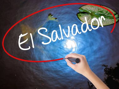 Kadın el yazma El Salvador üzerinden saydam domuzu marker ile