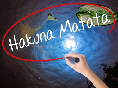 Kadın el yazma Hakuna Matata (Swahili ifade; bu anlamına gelir ve quot