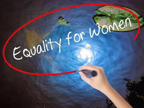 Жінка Рука Написання Рівності для жінок з маркером над транспозицією — стокове фото