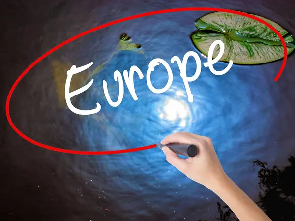 Kvinna Hand skrivande Europa med markör över transparent styrelse — Stockfoto