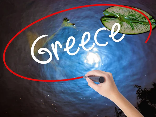 Nő kézzel írás Görögország fölött átlátszó tábla jelölővel — Stock Fotó