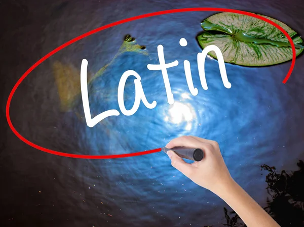 Nő kézzel írás Latin átlátszó étkezés jelölővel. — Stock Fotó