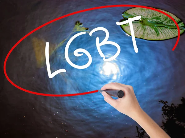 Femme écriture à la main LGBT Augmentation avec marqueur sur bo transparent — Photo