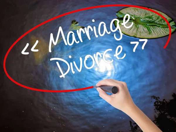 Kvinna Hand skrivande äktenskap - skilsmässa med markör över transpare — Stockfoto