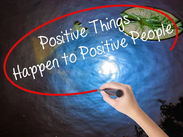 Frau Hand schreiben positive Dinge passieren positive Menschen Witz — Stockfoto