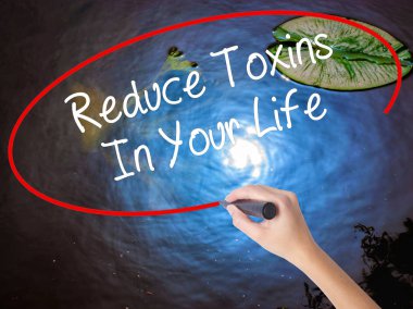 Kadın el yazma azaltın toksinler içinde Your Life t üzerinden marker ile