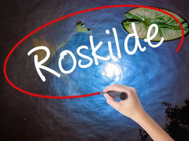 Kadın el yazma Roskilde marker şeffaf kartı ile