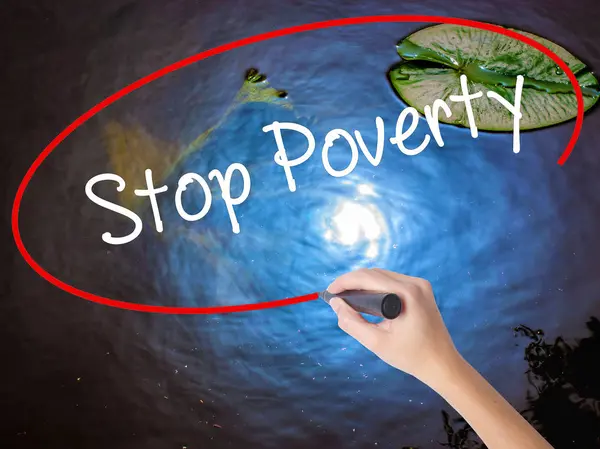 Frauenhandschrift gegen Armut mit Filzstift über transparentem Bo — Stockfoto