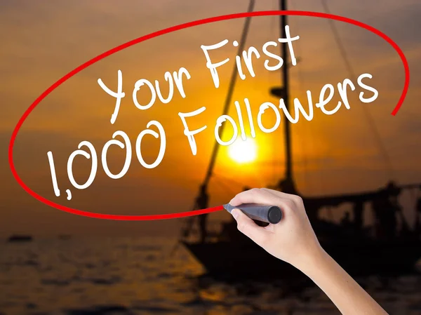 Kadın el yazma Your ilk 1.000 takipçileri bir işaretleyici ove ile