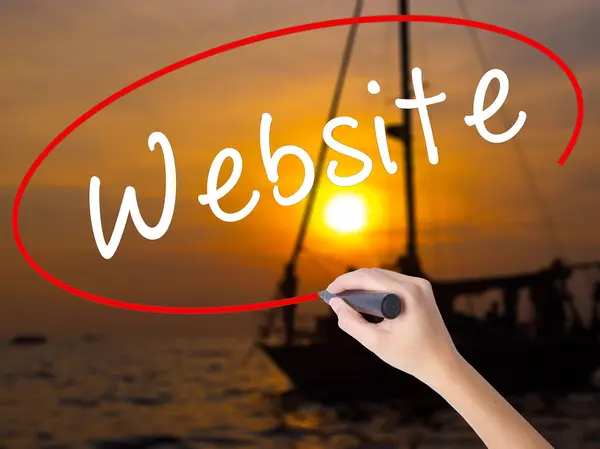 Femme écriture à la main Site Web avec un marqueur sur planche transparente — Photo