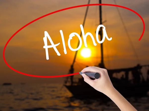 Mujer escritura a mano Aloha con un marcador sobre tablero transparente — Foto de Stock