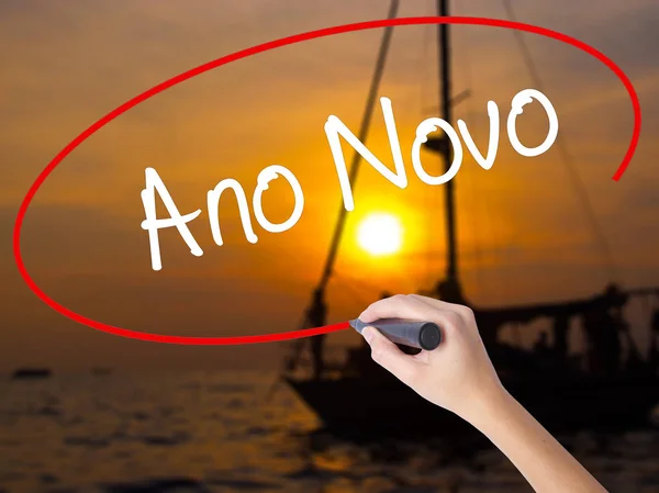 「あの Novo」を書く女性手 (ポルトガル語: 新年 — ストック写真