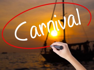 Kadın el yazma karnaval bir marker şeffaf kartı ile