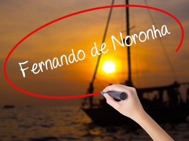Kadın el yazma Fernando de Noronha transp üzerinde bir marker ile