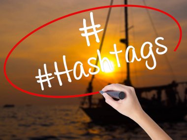 Kadın el yazma #Hashtags şeffaf boa üzerinde bir marker ile
