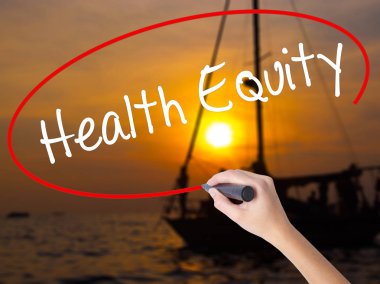 Kadın el yazma sağlık Equityt üzerine saydam bir marker ile