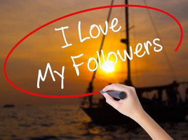 Kadın el yazma ı Love My takipçileri bir marker ile TV üzerinde