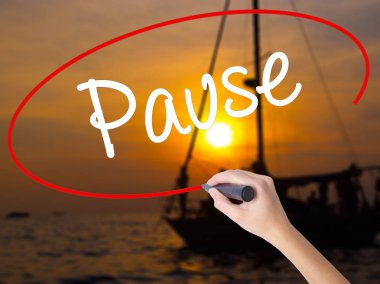 Kadın el yazma Pause marker şeffaf kartı ile