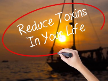 Kadın el yazma azaltın toksinler içinde Your Life üzerinde bir marker ile
