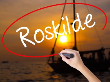 Kadın el yazma Roskilde bir marker şeffaf kartı ile