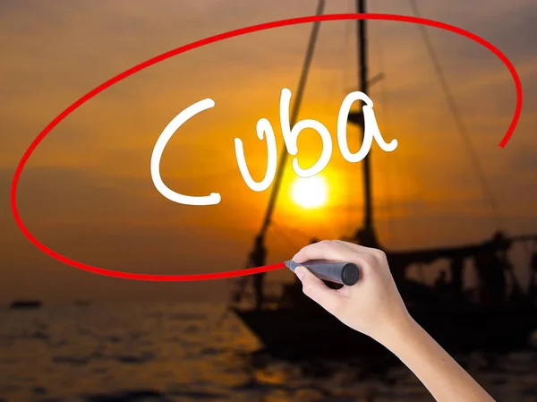 Kobieta ręka piśmie Kuba markerem przezroczyste płyty — Zdjęcie stockowe