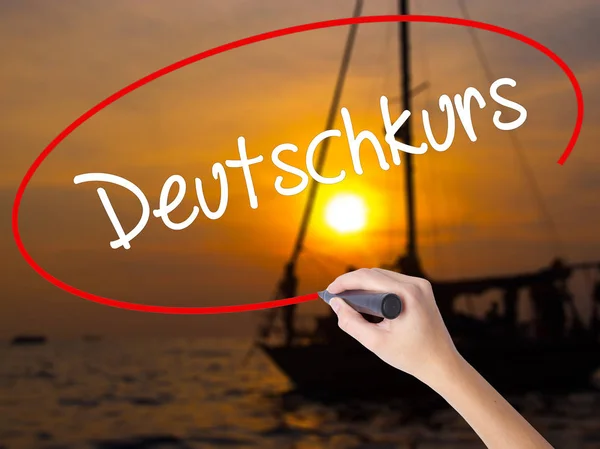 Vrouw Hand schrijven Deutschkurs (Duitse cursus in Duits) met een — Stockfoto