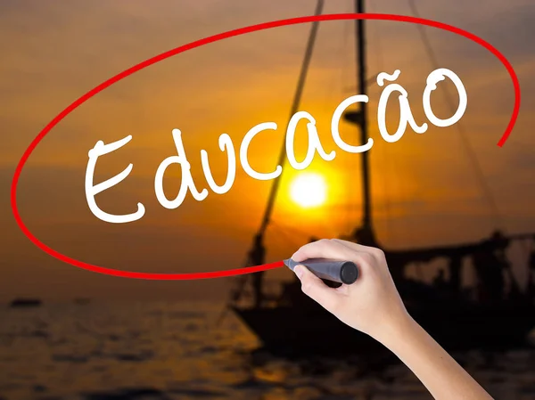 Femme écriture à la main éducation (Educacao en portugais) avec un mar — Photo