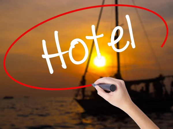 Frau schreibt Hotel mit Filzstift über transparente Tafel — Stockfoto