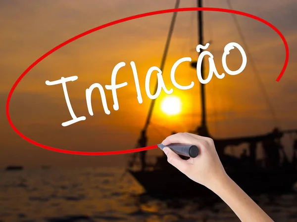 マークの付いた女性手書く Infacao (ポルトガル語でインフレ) — ストック写真