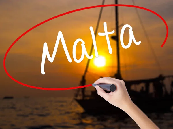 Frau schreibt Malta mit Filzstift über transparente Tafel — Stockfoto