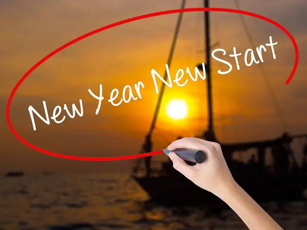 Frau schreibt Hand Neujahr Neuanfang mit einem Marker über Transpa — Stockfoto