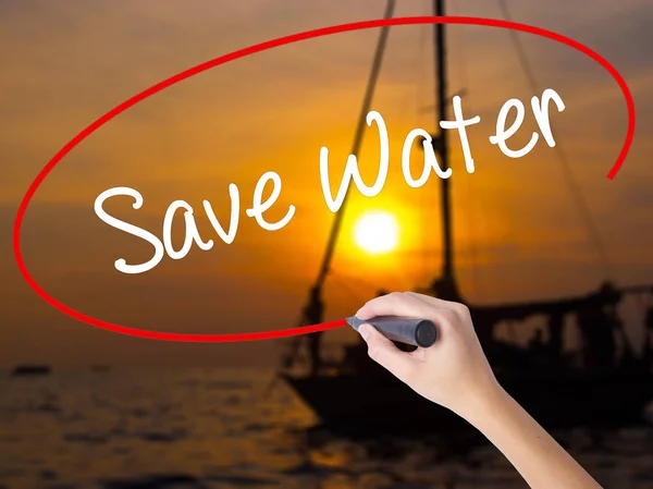 Mulher Escrita à mão Salvar água com um marcador sobre bo transparente — Fotografia de Stock