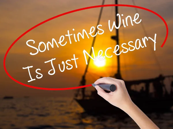 Žena ruční psaní někdy víno je jen nutné s marketingový — Stock fotografie