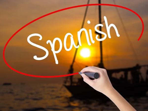 투명 한 보드 위에 표시와 함께 여자 손 쓰기 스페인어 — 스톡 사진