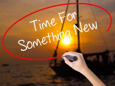 Kadın el yazma Time için bir şey yeni tra üzerinde bir marker ile