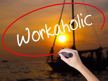 Kadın el yazma işkolik şeffaf boa üzerinde bir marker ile