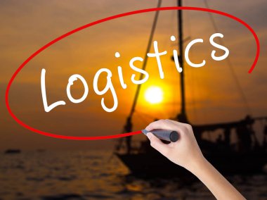 Kadın el yazma lojistik şeffaf domuz üzerinde bir marker ile