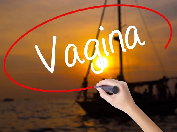 Donna mano scrittura Vagina con un pennarello su tavola trasparente — Foto Stock