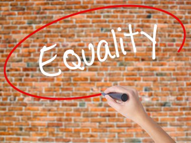 Kadın el yazma eşitlik görsel ekranda siyah kalemi ile