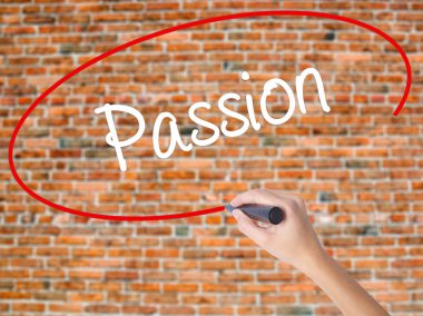 Kadın el yazma tutku ile görsel ekranda siyah kalemi