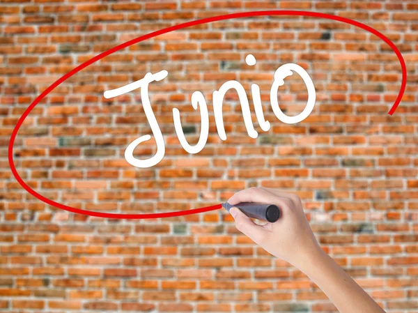 Ženská ruka psaní Junio (červen ve španělštině) s černou značkou o — Stock fotografie
