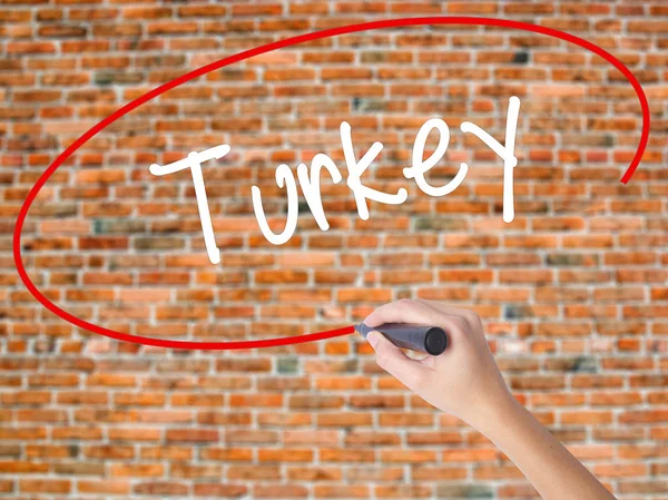 Γυναίκα το χέρι γραφής Τουρκία με μαύρο μαρκαδόρο οπτικά στην οθόνη — Φωτογραφία Αρχείου