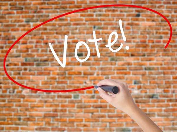 Голосування жіночої руки! з чорним маркером на візуальному екрані — стокове фото