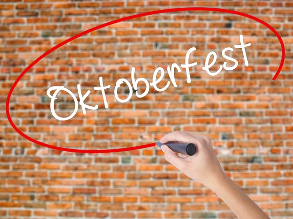 Kobieta ręka piśmie Oktoberfest z czarnym markerem na visual piargi — Zdjęcie stockowe