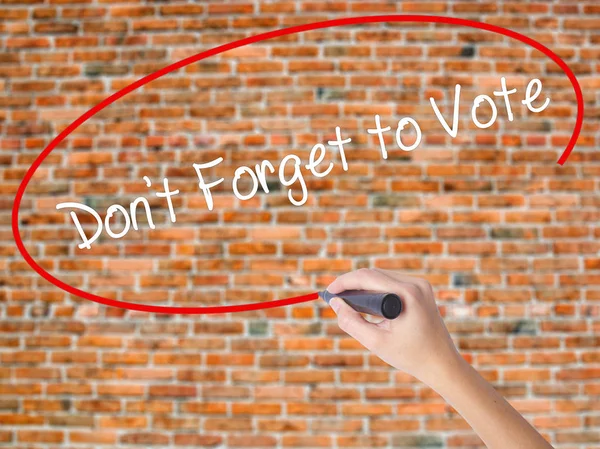 Donna mano scrittura Non dimenticate di votare con pennarello nero su vis — Foto Stock