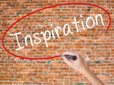 Kadın el yazma ilham ile görsel dağ eteğindeki taş yığını üzerinde siyah kalemi