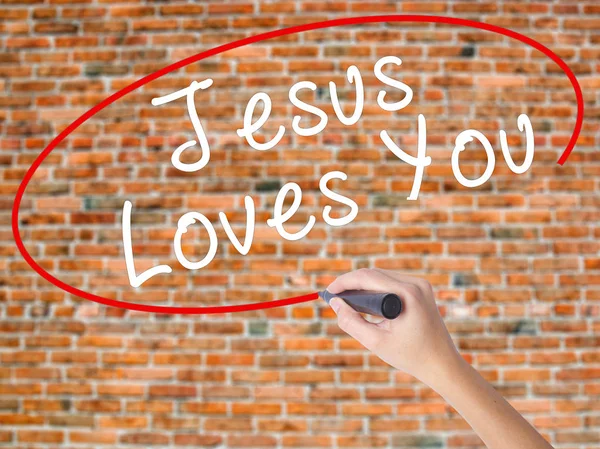 Vrouw Hand schrijven Jesus Loves You met zwarte marker op visuele s — Stockfoto