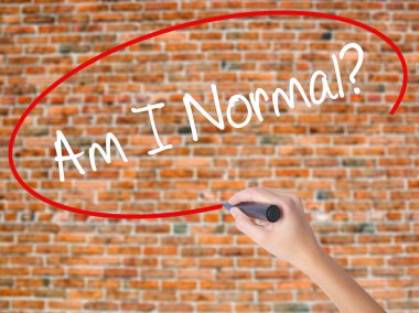 Kadın el ben Normal yazıyorum? siyah kalemi ile görsel scre üzerinde